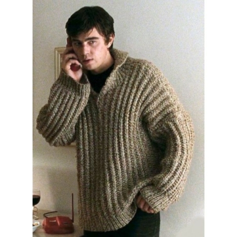 Свергей Бодров в свитере с телефоном
