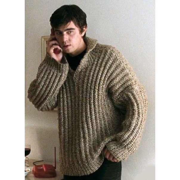 Свергей Бодров в свитере с телефоном